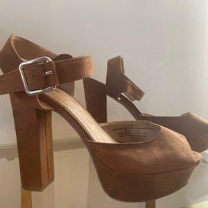 Mossimo (Target) platform heel sandal in size 8.5